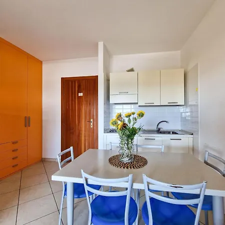 Modern Flat For 8 People With Swimming Pool