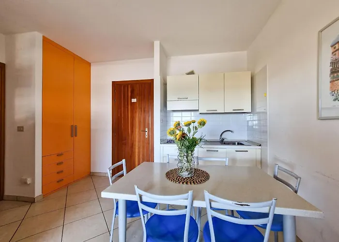 Modern Flat For 8 People With Swimming Pool