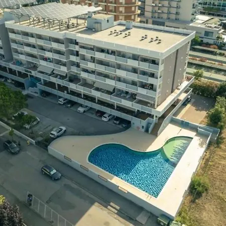 Modern Flat For 8 People With Swimming Pool 아파트 *